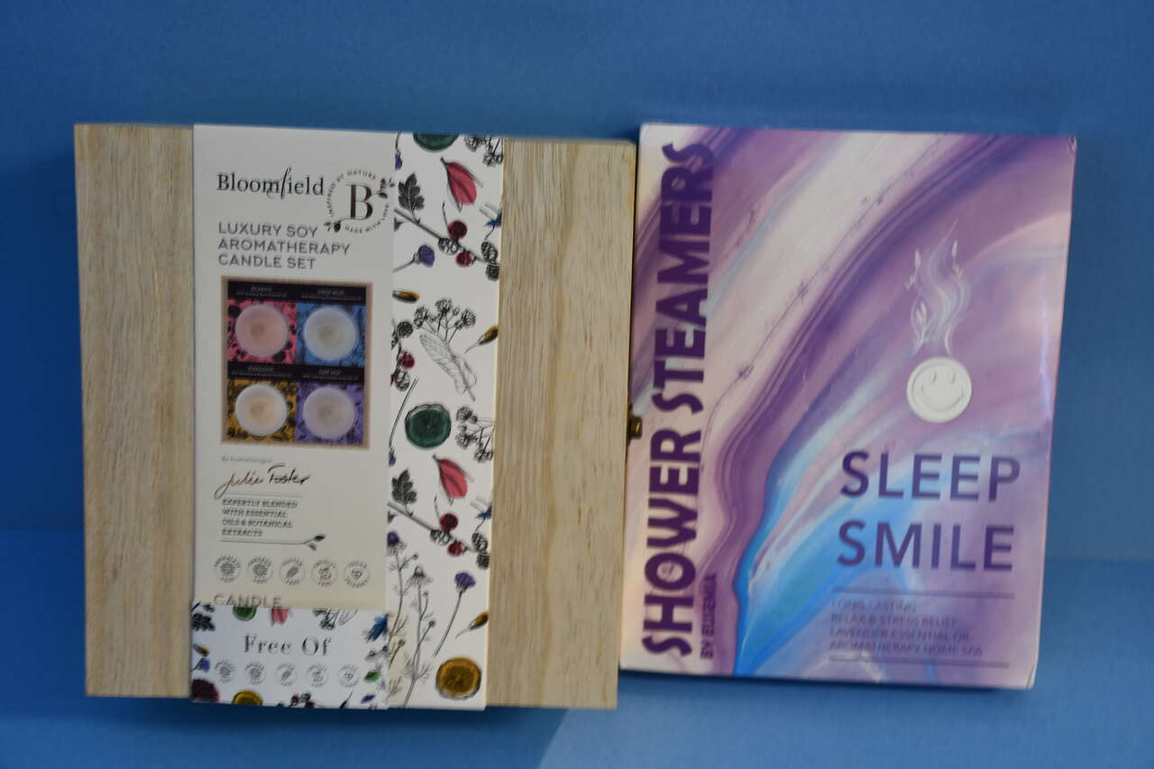 NEW 4 AROMATHERAPY SOY CANDLES w/ WOODEN BOX + NEW, SEALED SHOWER STEAMERS