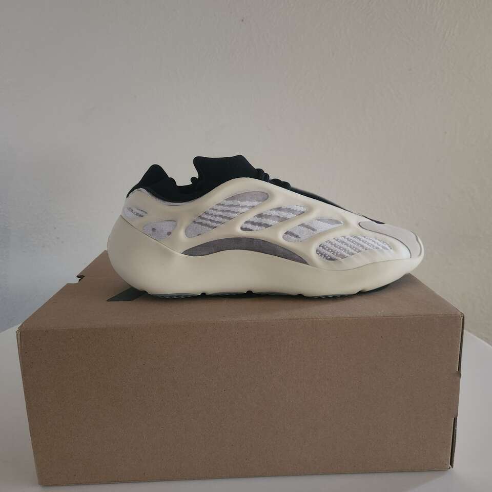 Adidas Yeezy 700 v3