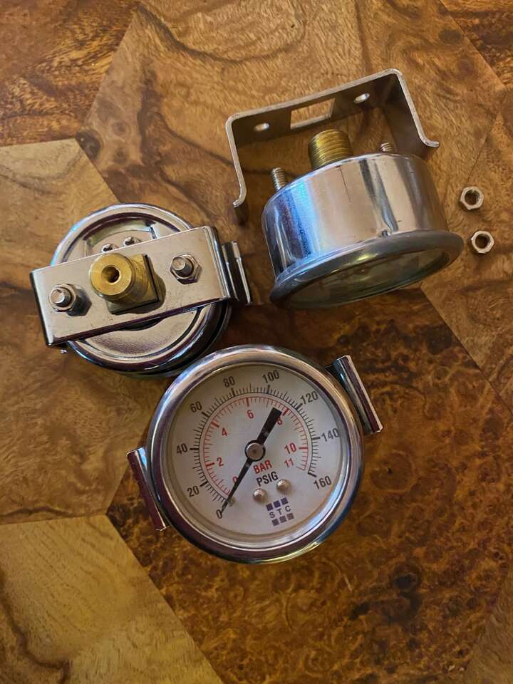 2 different types air gauges