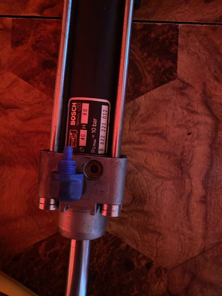 4 different pheumatic cylinders