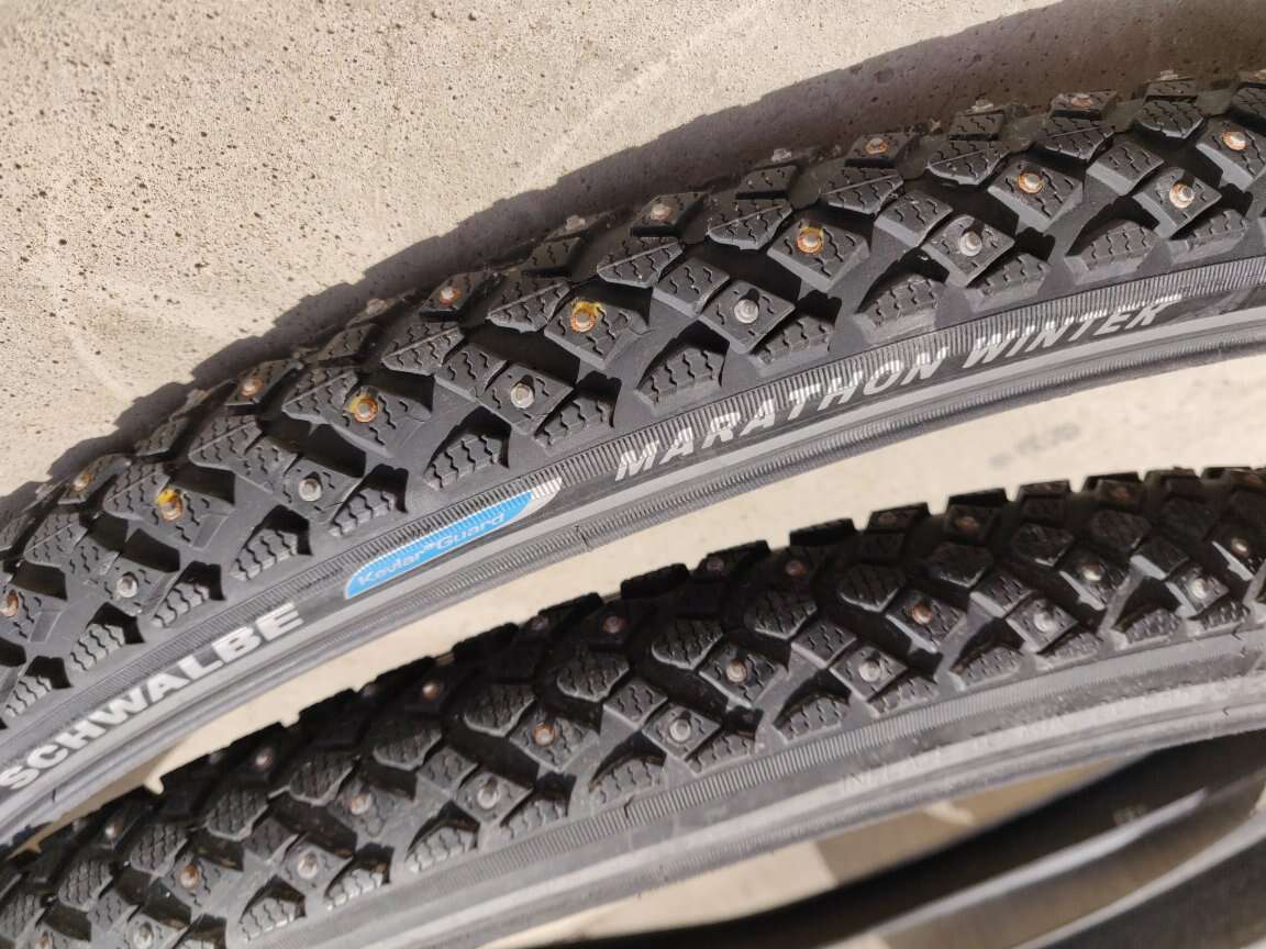 Set of Schwalbe winter studded ice tires 29 700x40