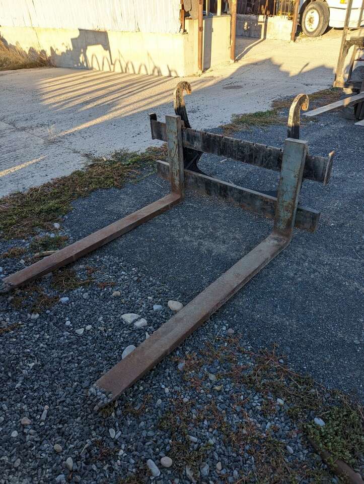 Backhoe Loader pallet forks, quick attach buckets