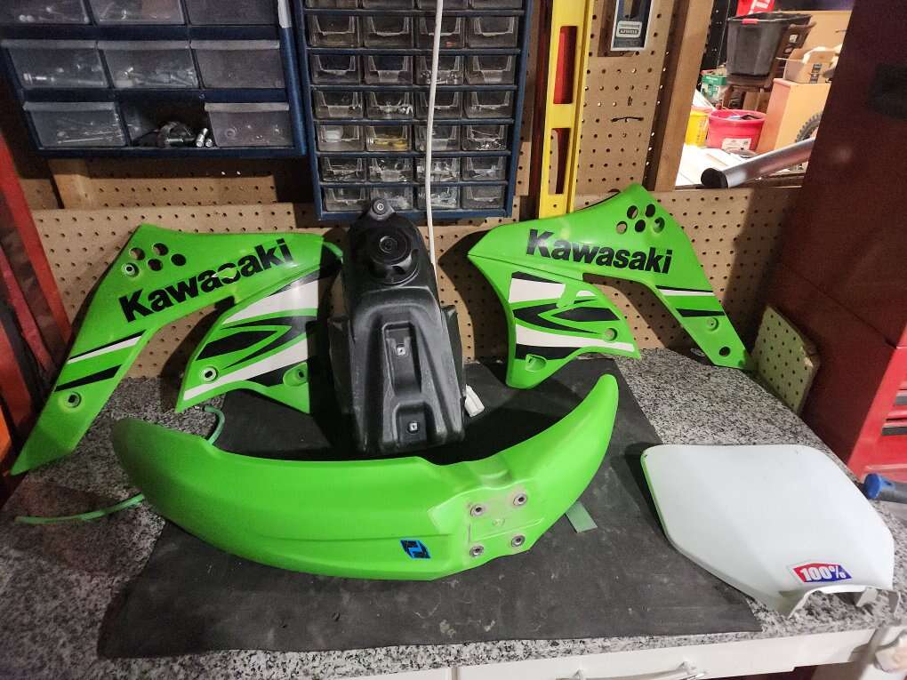 Kx250 fuel tank and plastics