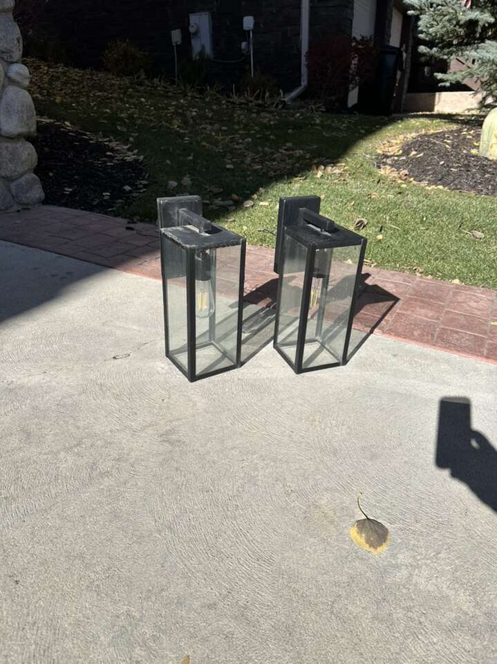 2 Outdoor Lights