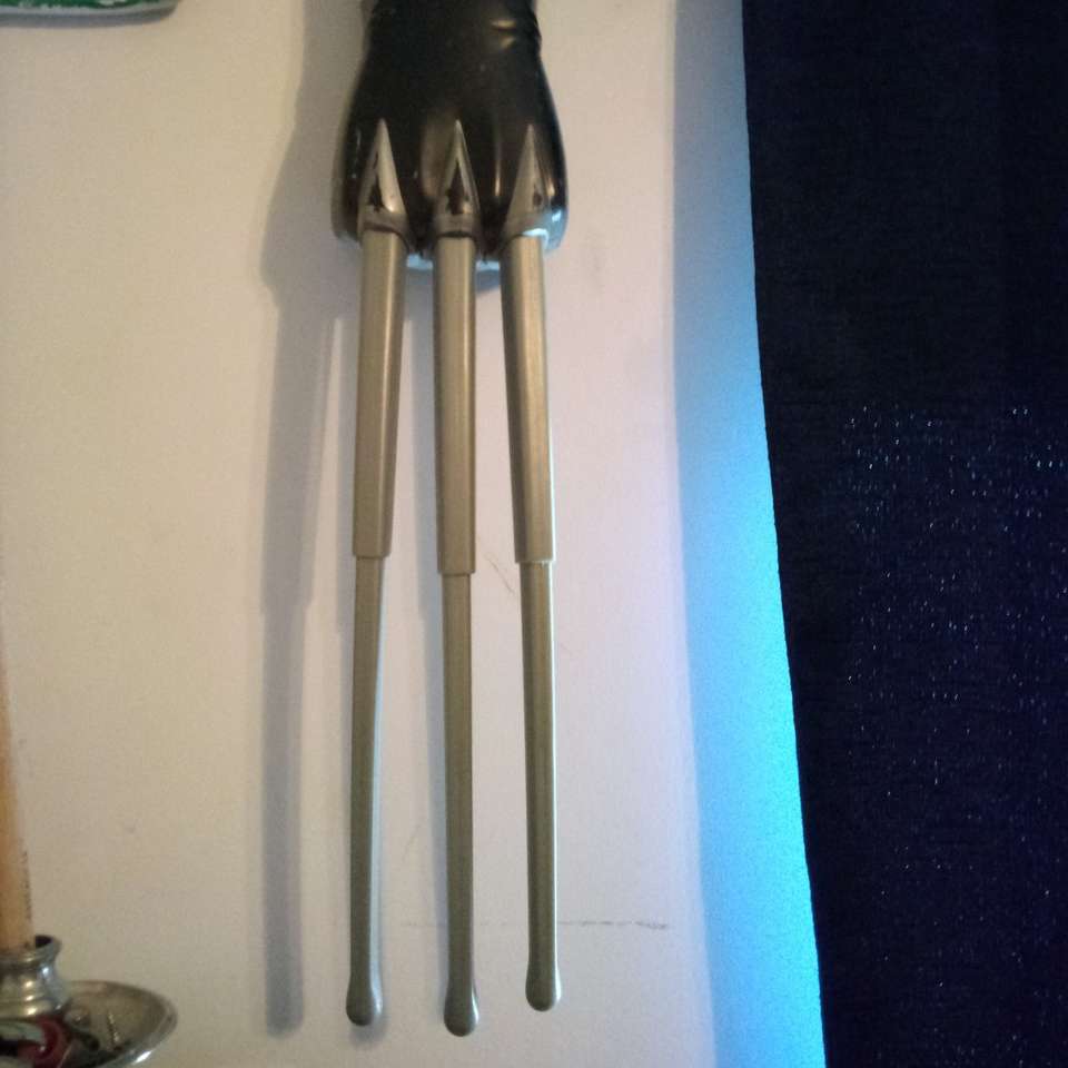 Retractable Wolverine claws