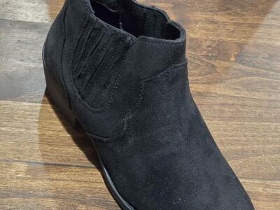 Kaptene Marvels womans shoe sizes: 7, 7-1/2, 8