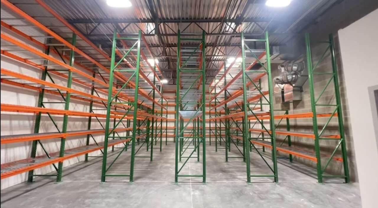 New Pallet Racking-Industrial Pallet Rack-Warehouse/Garage Shelving/Shelves-Teardrop Beams-Wire decking-Material Handling