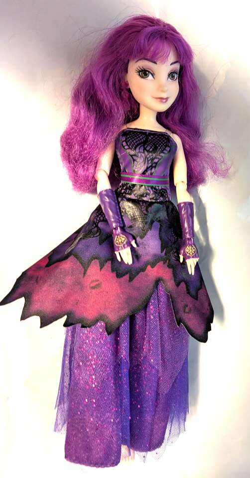 Disney Descendants 2 Doll Mal Isle of the Lost Royal Yacht 11 inches