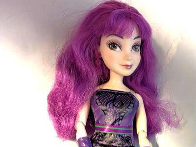 Disney Descendants 2 Doll Mal Isle of the Lost Royal Yacht 11 inches