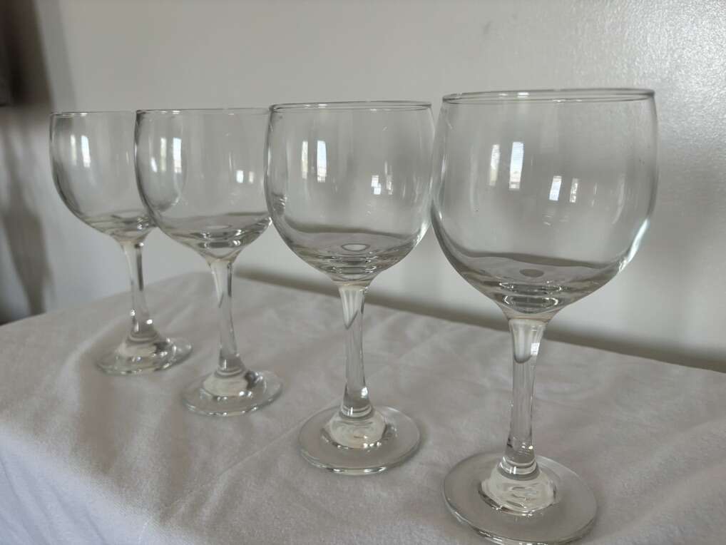 Set of 4 Wine Glasses 3” Diameter 9 oz 7” T