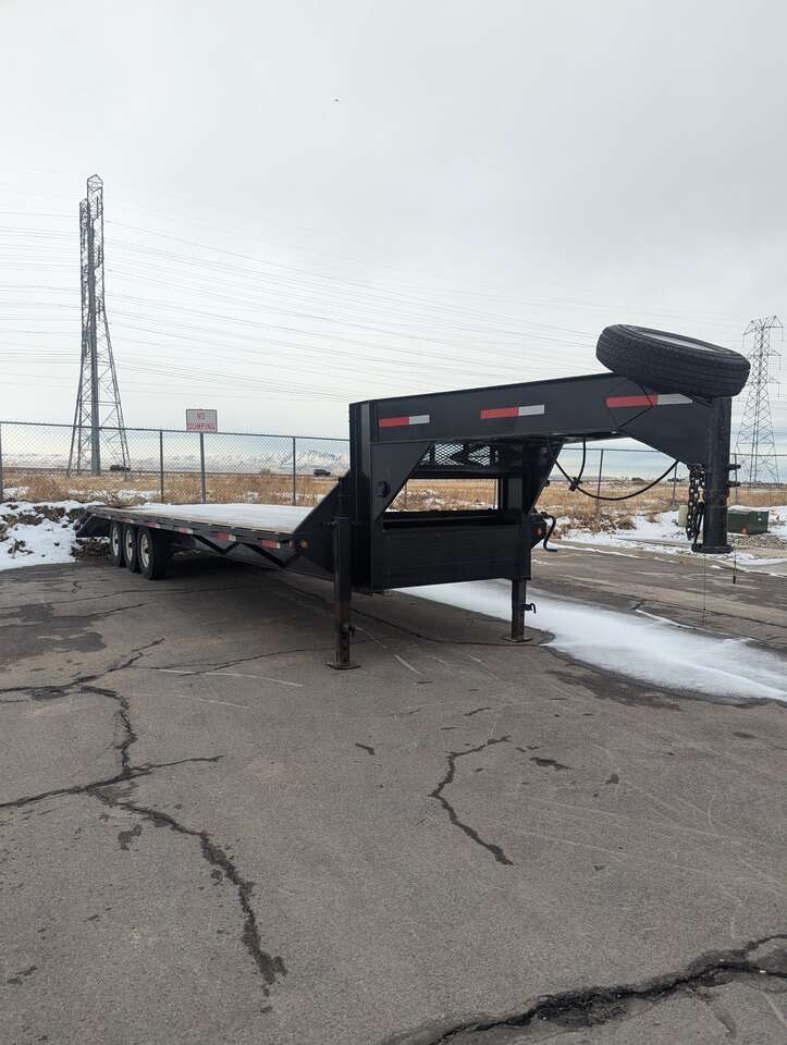 30' gooseneck triple axle 21K flat deck trailer with mega ramps