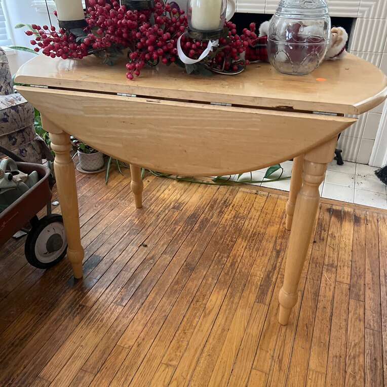 Free Round Oak Table. Furniture