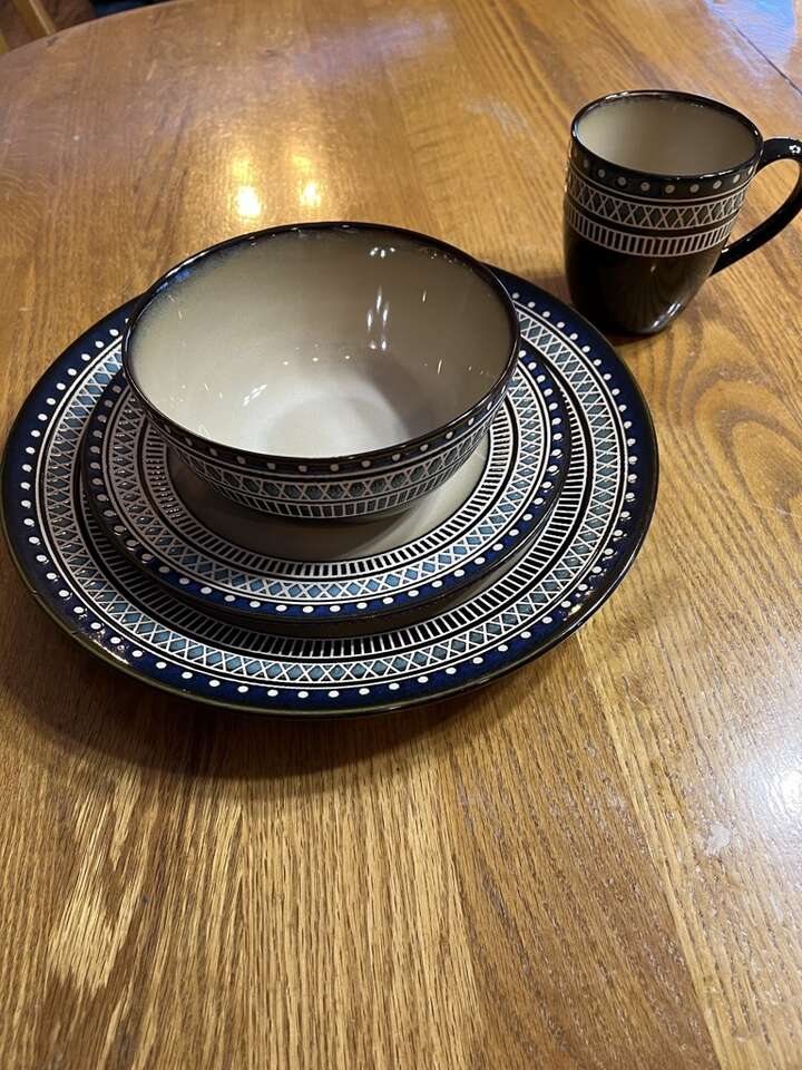 NEW IN BOX--16 PC STONEWARE DINNERWARE