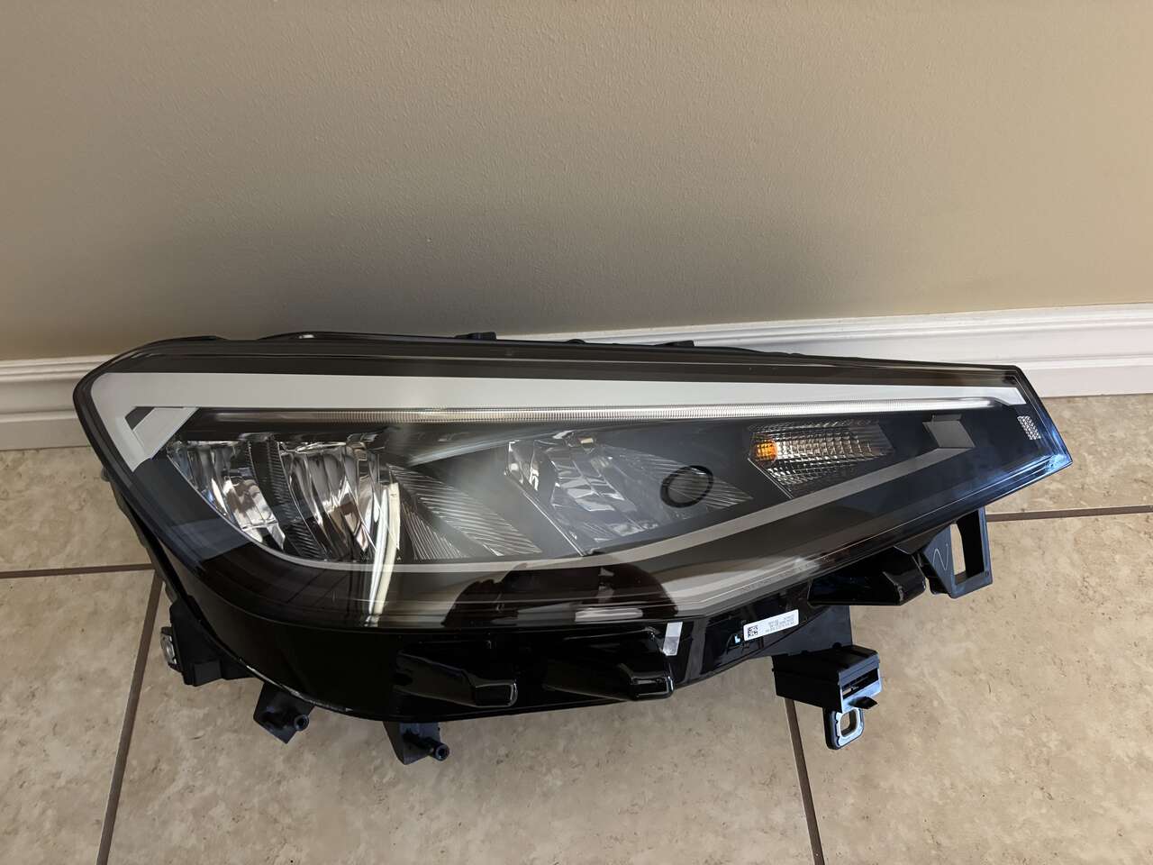 NEW--HEADLAMP ASSEMBLY FOR 2023 VW ID.4