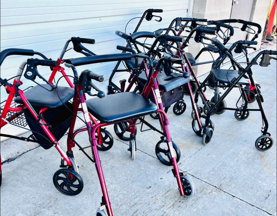 Standard Foldable Walker with Seat 4 Wheeled