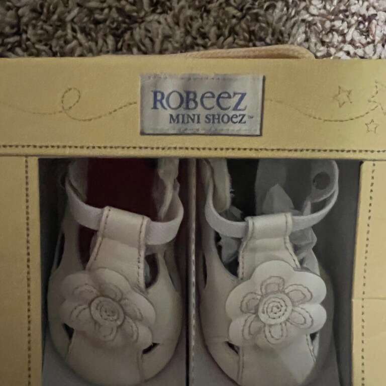 Robeez Size 4 NEW