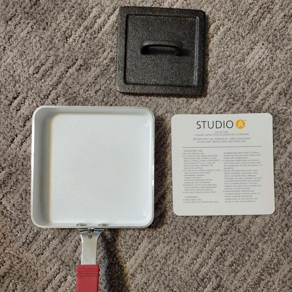 Small pan with cast iron panini type press