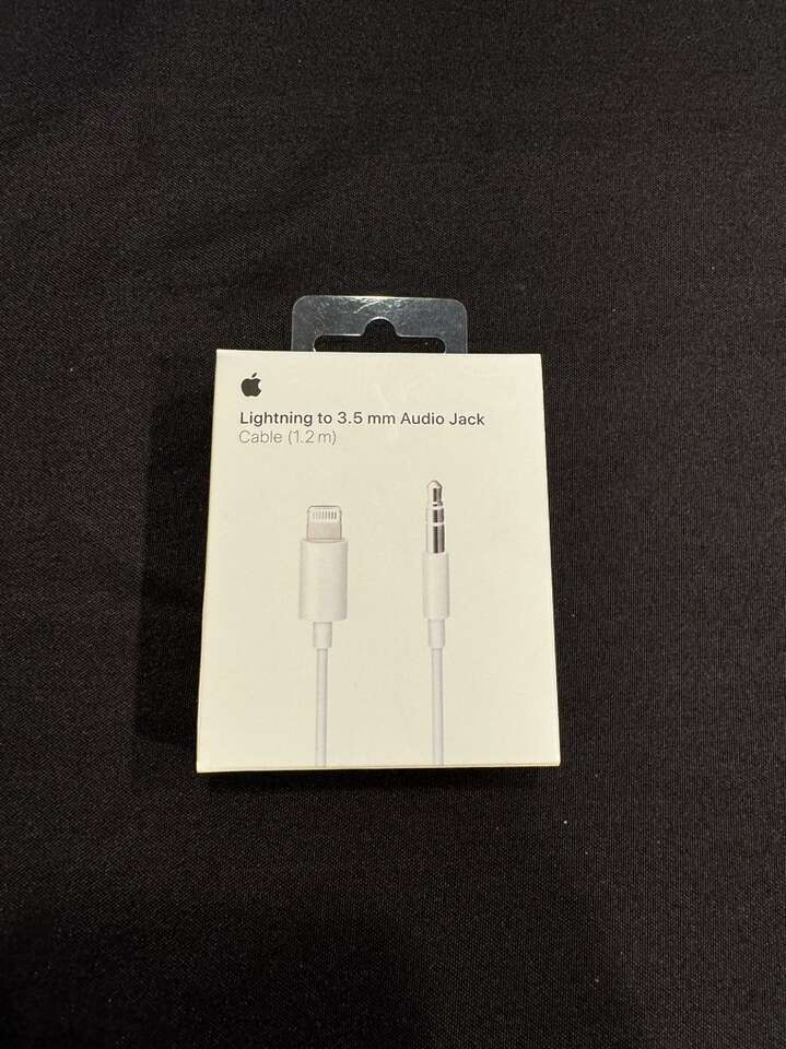 Apple Lightning to 3.5 mm Audio Jack