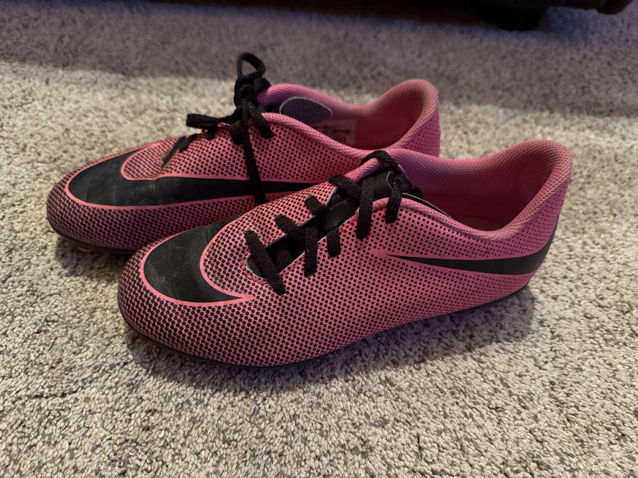 Girls Nike soccer cleat size 6Y