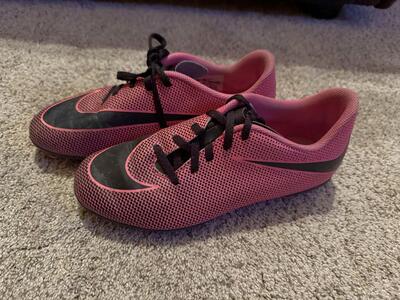 Girls Nike soccer cleat size 6Y