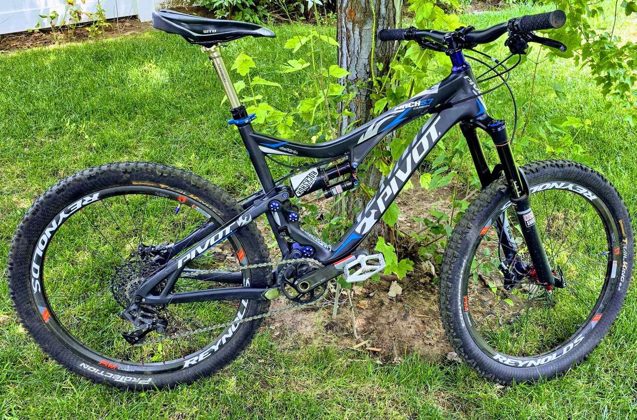Pivot Mach 5.7 Carbon Full Susp Mountain Bike