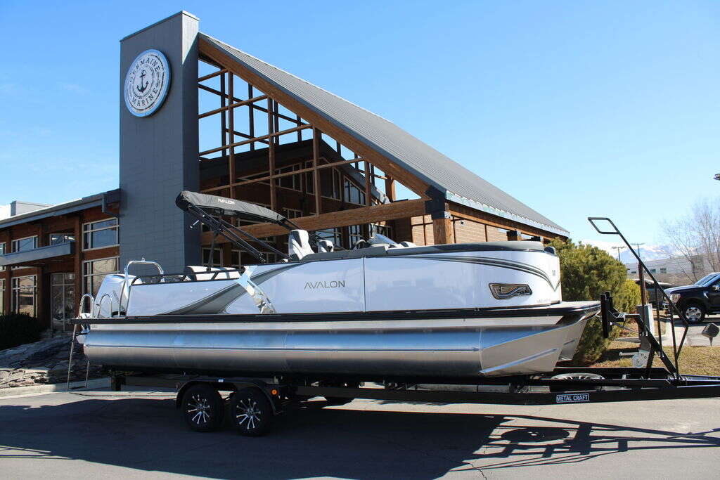 2025 Avalon LSZ 2385 Versatile Rear Lounger