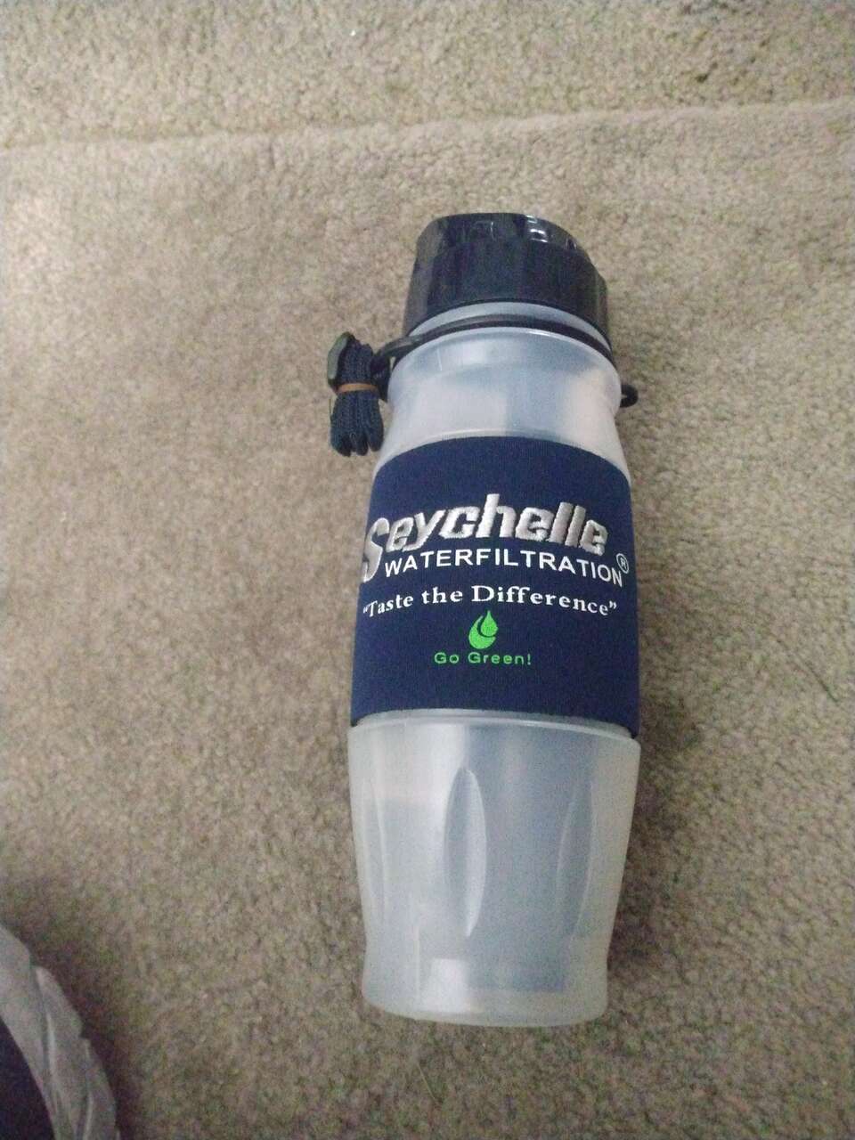 Water filtration bottle