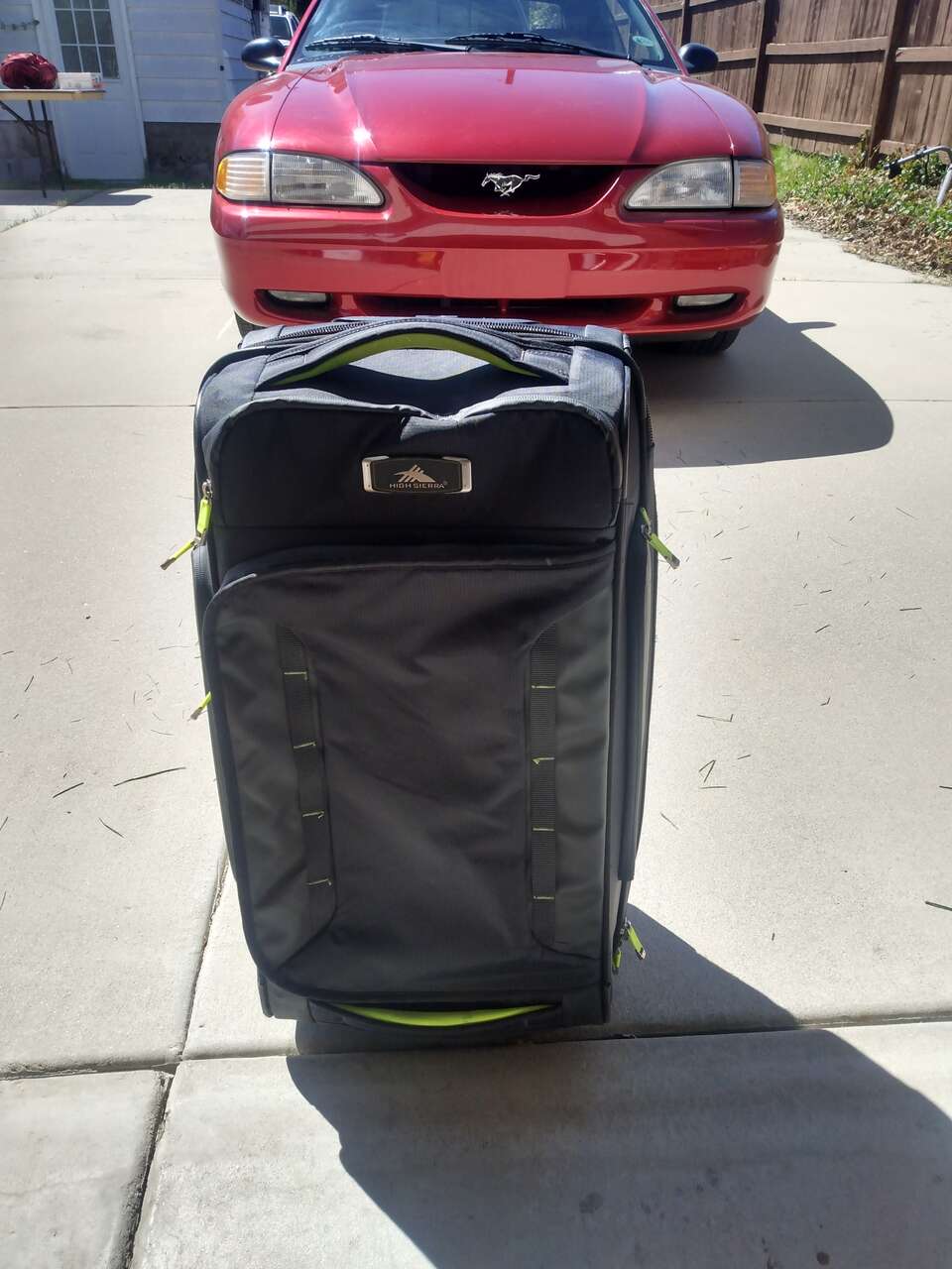 Expanding wheeled luggage