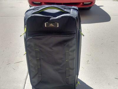 Expanding wheeled luggage