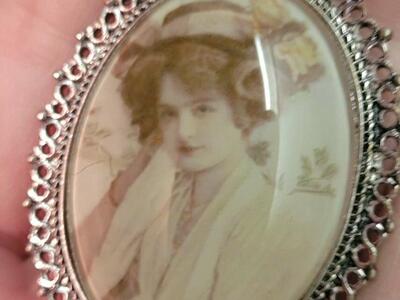 Vintage style lady pendant