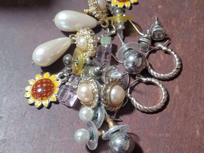 9 pairs earrings in a baggie picture of all in add