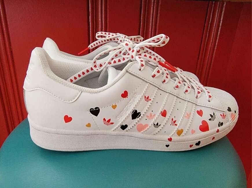 NEARLY NEW ADIDAS SUPERSTAR VALENTINE'S DAY WOMENS 8.5 WHITE HEARTS SHOES SNEAKERS