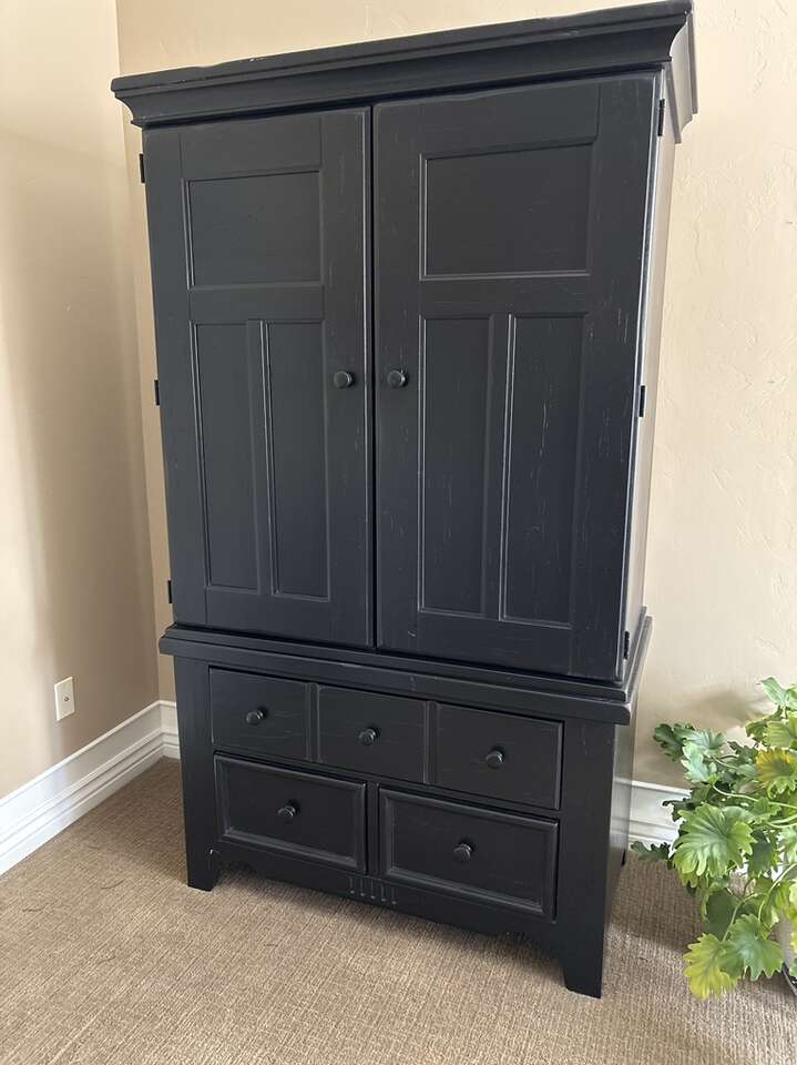 Vaughan-Bassett Armoire
