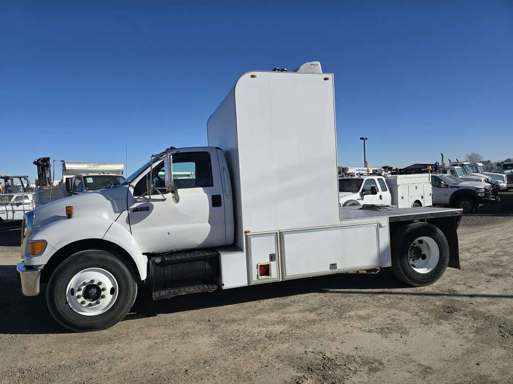 2008 Ford F-750 Hauler Truck Bathroom and Generato