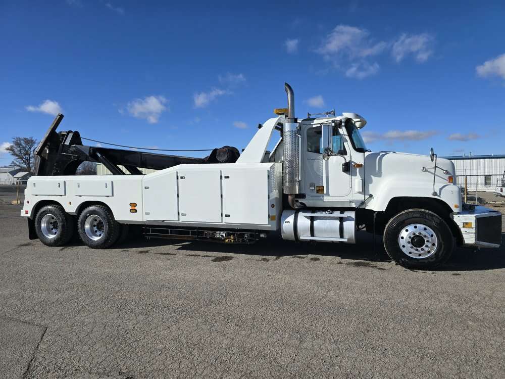 2003 International Heavy Wrecker Tow Truck