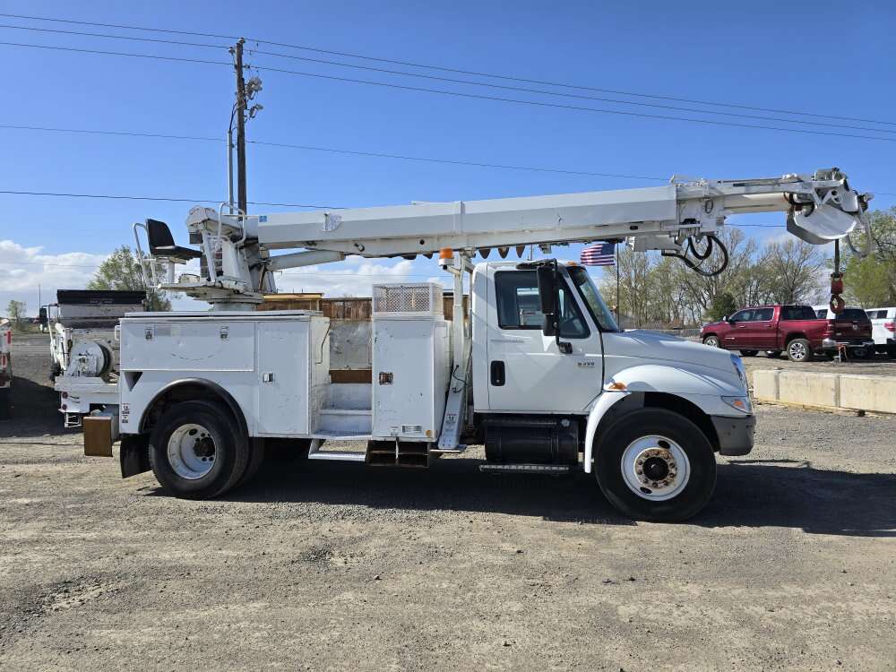 2005 International 4300 23k# 47' Derrick Digger