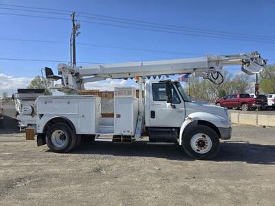 2005 International 4300 23k# 47' Derrick Digger