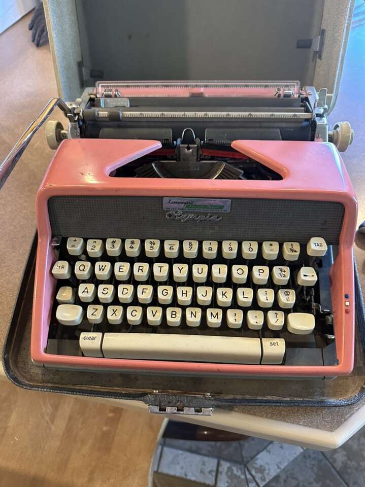 1961 Olympia Typewriter SM7 Deluxe Typewriter