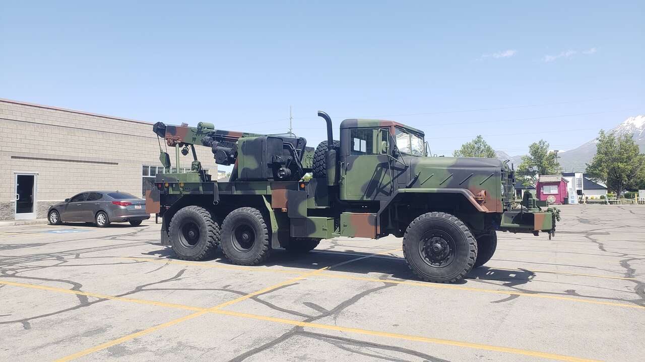 Off-Road Wrecker / Crane