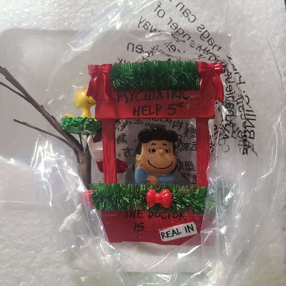 Peanuts-Lucy is in Figurine (NEW)