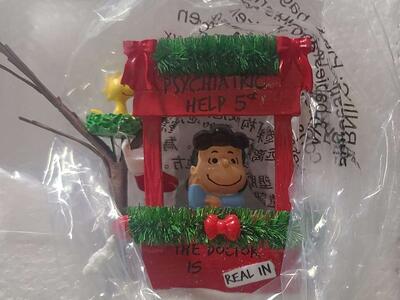 Peanuts-Lucy is in Figurine (NEW)