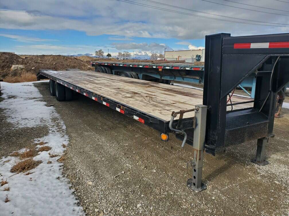 Deluxe 24,000 GVWR, 40ft Walton Gooseneck Trailer