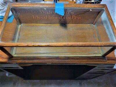 I’m selling this Used Vintage Waterman Fountain Pen Display Case....................