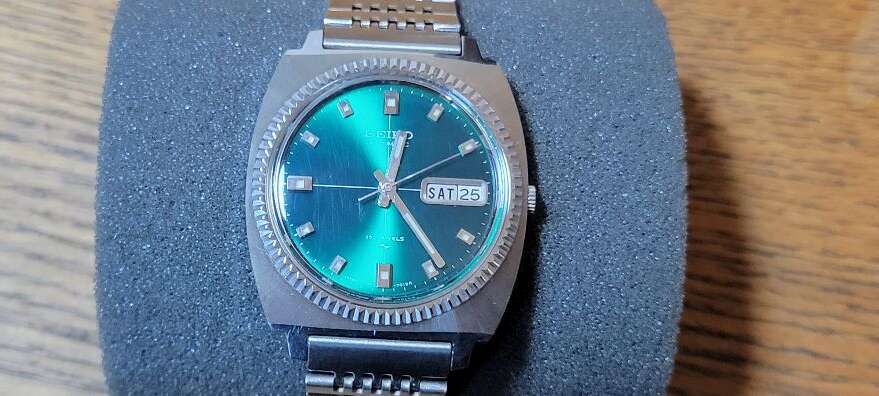 I’m selling this classic vintage SEIKO wristwatch in a mint stainless-steel case