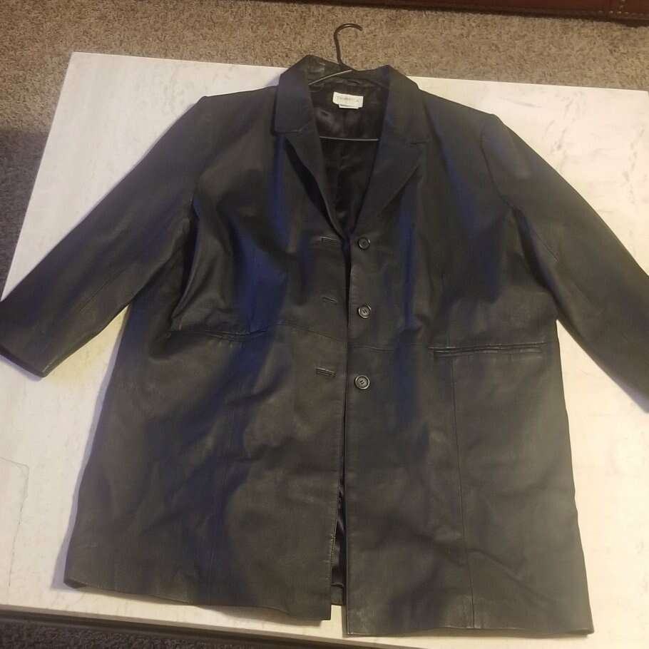 New 100% geniune leather womens coat sz.26