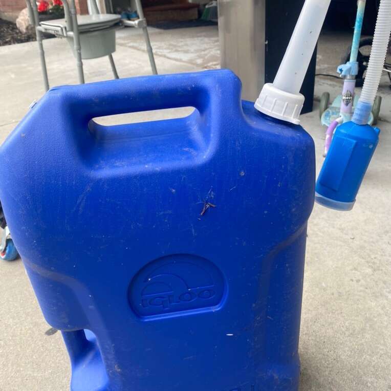 Igloo 6 Gallon Camping Jug With Spout And Hose.