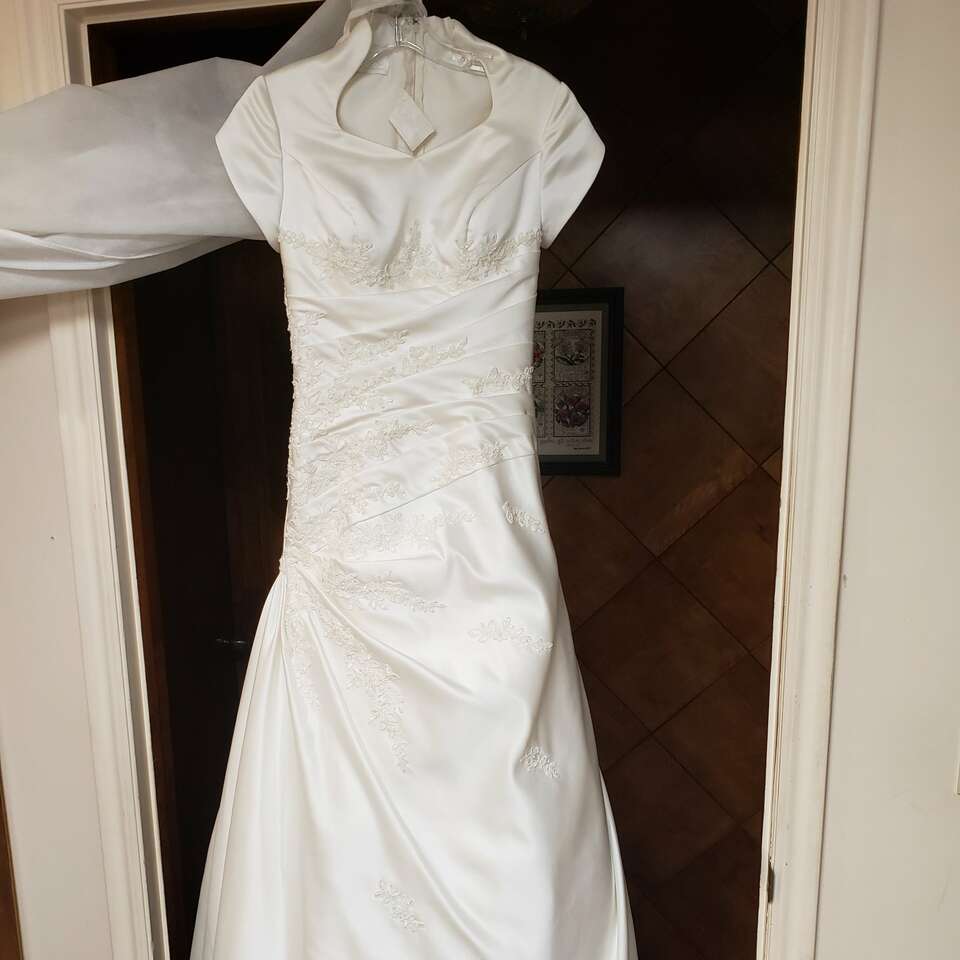 Beautiful white wedding dress size 02 Weddings