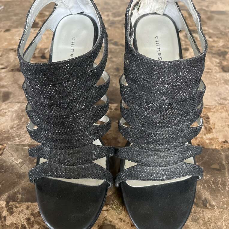 Black sparkling  dress  pump