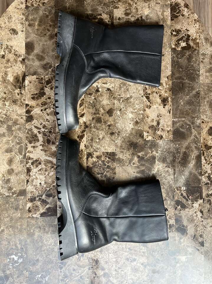 Womans winter boots US 8.5