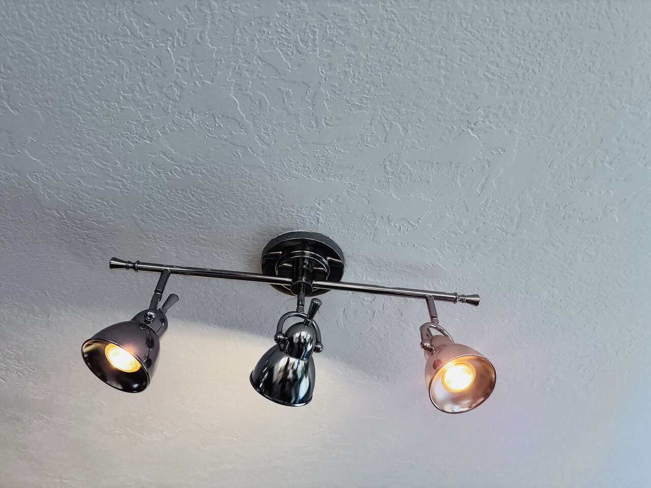 Modern Adjustable 3-Light Ceiling Spotlight Fixture – Swiveling & Adjustable